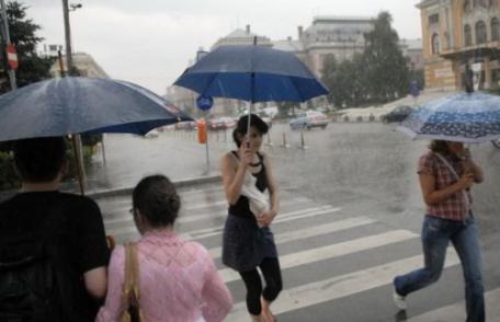 Atenție! Informare meteorologică de averse cu caracter torenţial, descărcări electrice şi intensificări ale vântului în toată țara