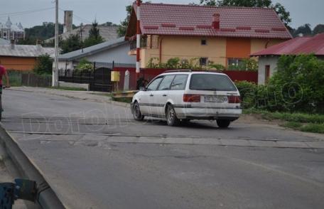 Primim la redacţie: Trecerea la nivel cu calea ferată, o adevărată provocare - FOTO