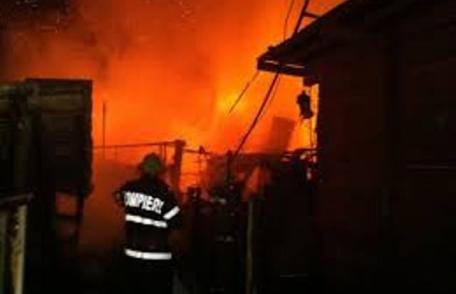 UPDATE - Incendiu violent marți seară la o anexă gospodărească din Dersca