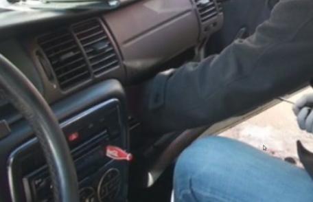 Tânăr depistat de jandarmi după ce a furat un radiocasetofon dintr-o mașină