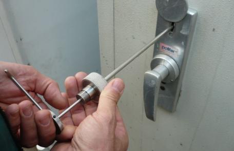 Minor depistat de jandarmi în timp ce încerca să sustragă bunuri dintr-un spațiu comercial