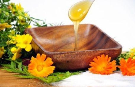 Câteva motive pentru care e bine să ai miere de albine în casă