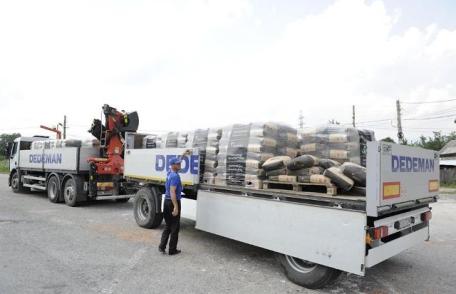 Luptătorii Superkombat au împărţit materiale de construcţii şi ajutoare sinistraţilor din Vaideeni - FOTO