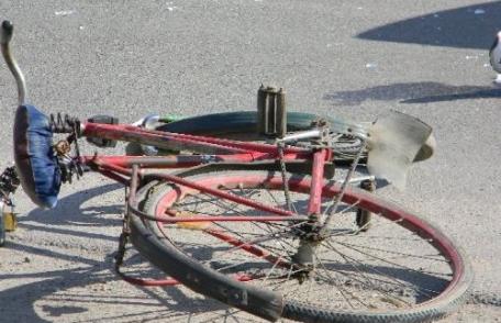 Bărbat accidentat de un autoturism în timp ce se deplasa neregulamentar cu o bicicletă