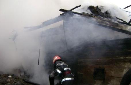 Pompierii au intervenit pentru stingerea unui foc scăpat de sub control