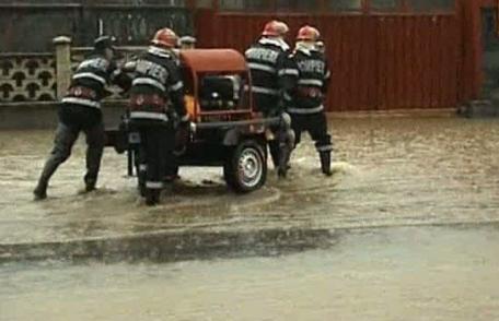Pompierii dorohoieni în alertă! 15 apeluri în mai puțin de o oră după fenomenele meteo periculoase produse la Dorohoi