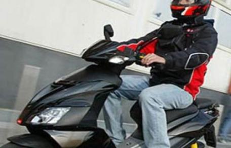 Depistat de polițiștii de frontieră din Dorohoi conducând un moped deși nu deținea permis de conducere