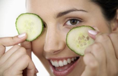 Remedii naturiste pentru ochii umflați și obosiți