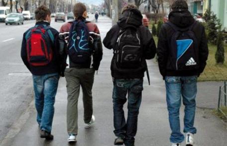 Părinţii vor plăti amenzi pentru elevii cu multe absențe
