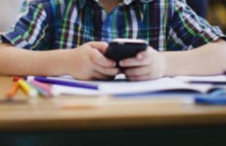 Adio, telefon mobil la şcoală! Noi interdicții pentru elevi, în pregătire
