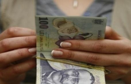 Angajaţii din sistemul public pot cumula din nou pensia cu salariul