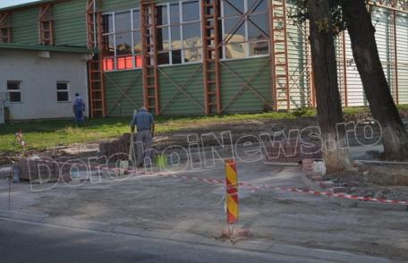 Zona de agrement de pe Bulevardul Victoriei din Dorohoi începe să prindă contur - FOTO