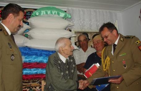 Veteran cu 100 de ani şi 40 de strănepoţi sărbătorit de autorităţi