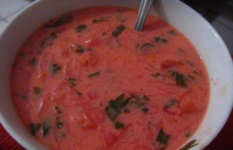 Supă de sfeclă roșie dreasă cu smântână