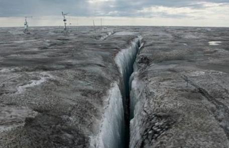 Fotografii șocante. Toată zăpada din Groenlanda este neagră!