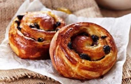 Rulouri cu stafide și scorțișoară