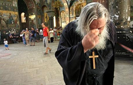 Te închini când treci pe lângă o biserică? Află dacă faci bine semnul crucii