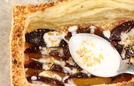 Tarte cu prune şi sos de smântână