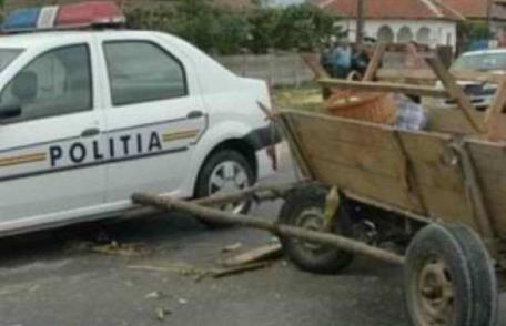 Un șofer octogenar, a intrat cu mașina într-o căruță după care a lovit un pieton