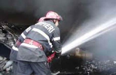 Bărbat decedat după ce a adormit cu țigara aprinsă și locuința a luat foc