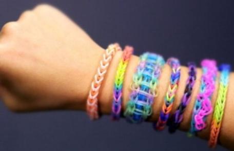 Brăţările care au invadat România sunt cancerigene. Italia le-a interzis