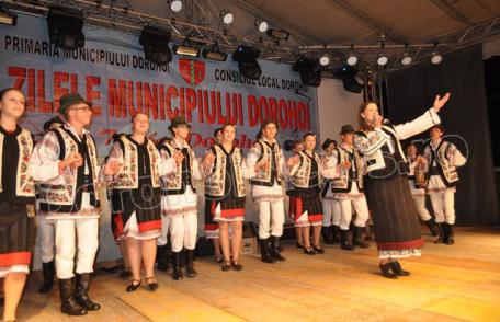 Dans, cântec și voie bună la Dorohoi cu Adriana Bucevschi și Ansamblul Folcloric „Hora” din Văculești - FOTO