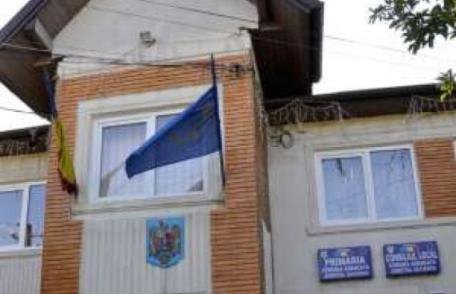 Primarul comunei sucevene Adâncata, cercetat pentru că ar fi lovit cu biciul peste picioare un vecin