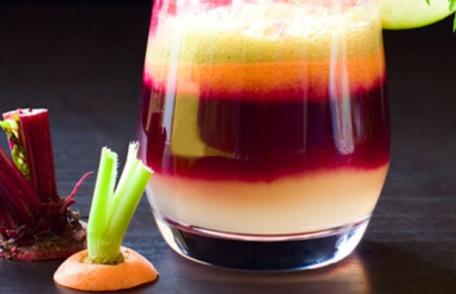 O băutură miraculoasă, sucul de sfeclă roşie, mere şi morcovi