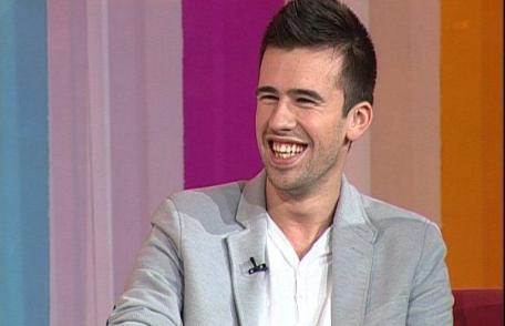 Un cântăreț de la noi a sărutat o asistentă TV, în direct