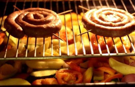 Legume la cuptor cu cârnați