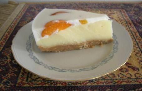 Tort cu cremă de iaurt și ananas