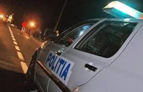 Un dorohoian în stare de ebrietate a dărâmat un gard și a intrat cu mașina într-o casă 