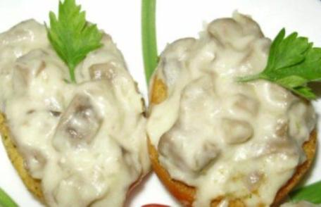 Tartine cu ciuperci și cremă de brânză