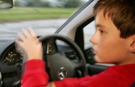 Minor de 14 ani cercetat după ce a luat mașina părinților și a plecat la plimbare