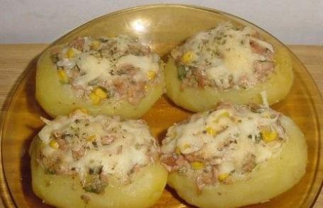 Cartofi umpluți cu pui și ciuperci la cuptor
