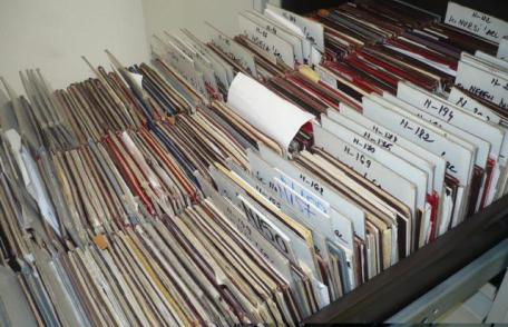 Mii de carnete de muncă, uitate la ITM. Documentele sunt necesare pentru dosarul de pensionare