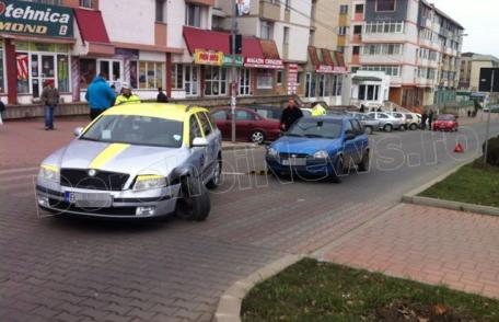Accident produs pe Bulevardul Victoriei din Dorohoi: Mașini avariate și un bărbat rănit ușor - FOTO