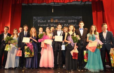 Dorohoienii cred că Liceul „Regina Maria” a organizat cel mai frumos spectacol la Balul Bobocilor 2014. Vezi rezultatul sondajului!