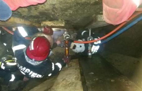 Bărbat surprins de un mal de pământ, salvat de pompieri - FOTO
