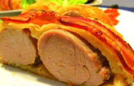 Mușchiuleț de porc în foietaj și slănină