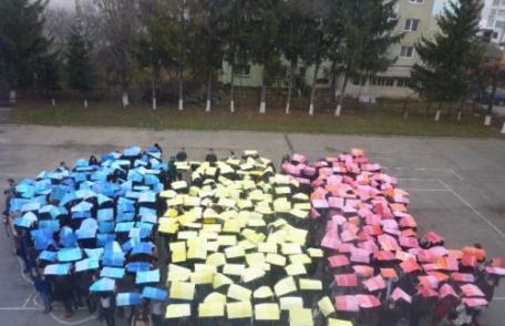 Cea mai mare hartă „vie” a României. Sute de elevi botoșăneni au „construit” România Mare în cinstea zilei de 1 decembrie