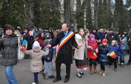 Discursuri, horă, fasole cu cârnaţi și vin fiert la Ziua Naţională organizată la Dorohoi – VIDEO/FOTO