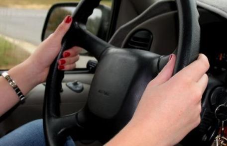 Tânără prinsă la volanul unui autoturism fără a poseda permis de conducere  