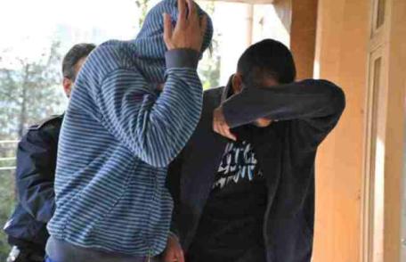 Tineri bănuiţi de tâlhărie, reţinuţi de poliţiştii botoșăneni 