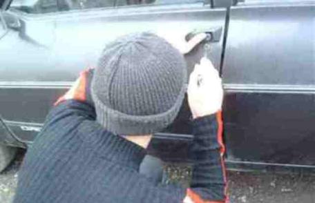 Mașină parcată pe Aleea Ghiocelului din Dorohoi spartă de trei minori