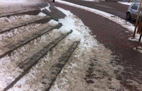 Primim la redacție – Scări necurăţate de zăpadă de la prima ninsoare căzută în Dorohoi - FOTO