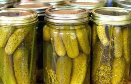 Pericolul din spatele castraveţilor muraţi. Cum trebuie să consumăm aceste legume