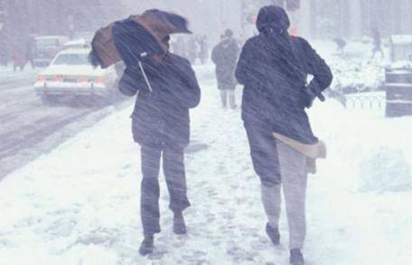 Urmează 35 de ore de ploi abundente şi ninsori