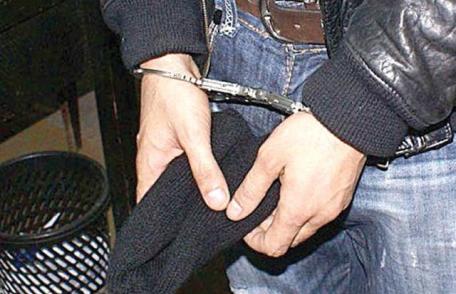 Doi tineri depistaţi în flagrant, în timp ce sustrăgeau bunuri dintr-un autoturism