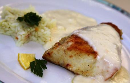 Șalău în sos de ciuperci și vin